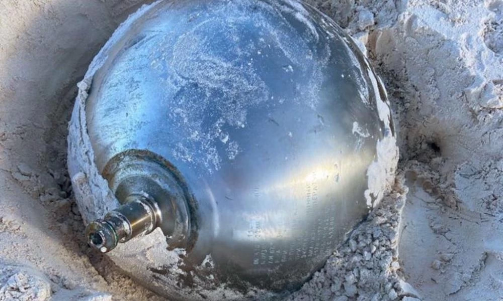 Μυστήριο με μπάλα τιτανίου από το Διάστημα σε παραλία στις Μπαχάμες